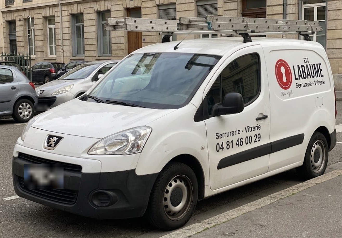 Camion Ets Labaume Père et fils, serrurerie et vitrerie à Villefranche-sur-Saône